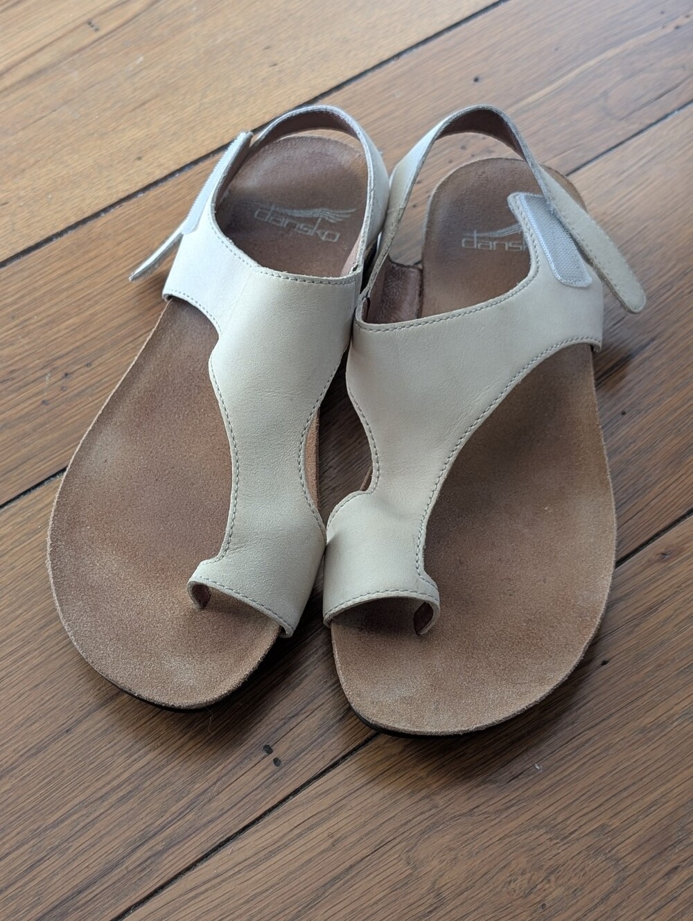 Dansko Reece 37 Cream Leather Toe-Loop Sandals
